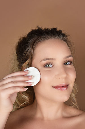 Beauty-oil-bb-jo-cosmetics-model