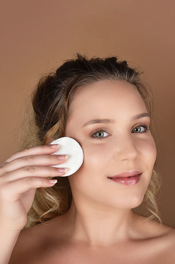 Beauty-oil-bb-jo-cosmetics-model